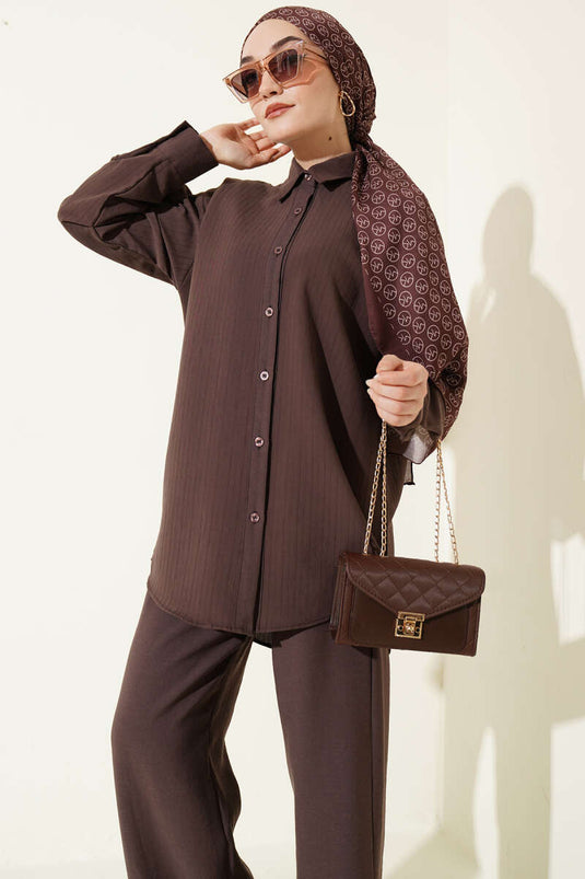 Completo doppio con camicia a righe integrata, colore caffè