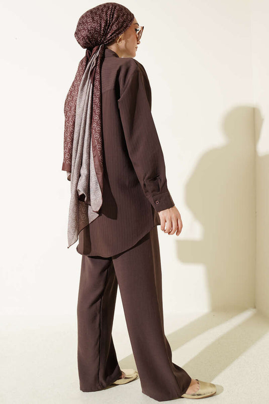 Completo doppio con camicia a righe integrata, colore caffè