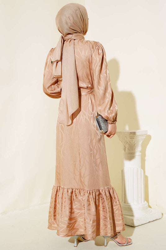 فستان من الساتان منقوش ذاتيًا لاتيه