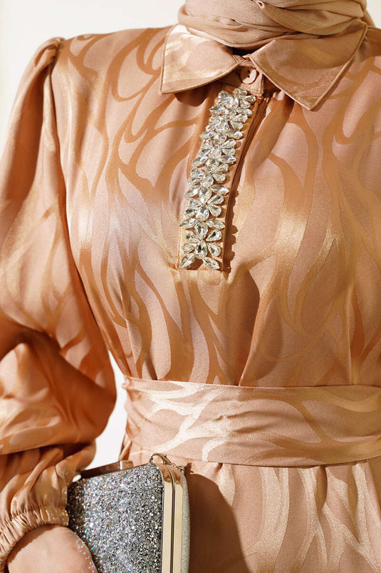 فستان من الساتان منقوش ذاتيًا لاتيه