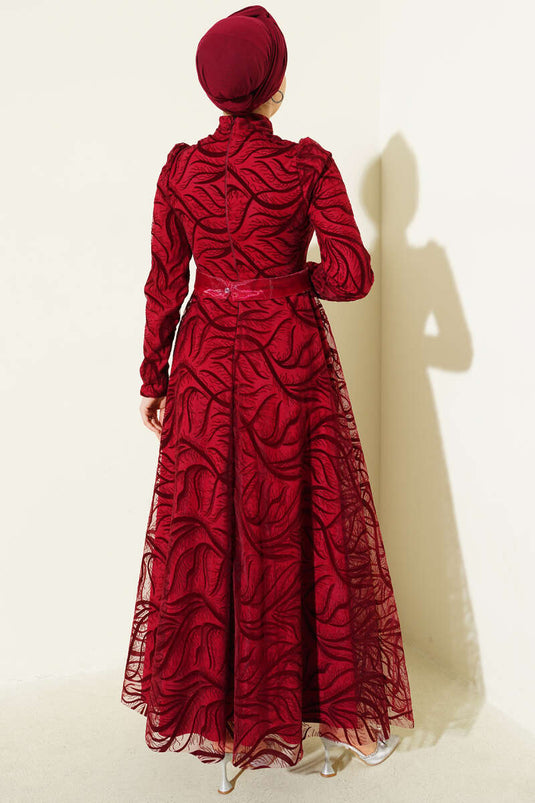 Robe de soirée bordeaux en tulle à motif ton sur ton avec ceinture