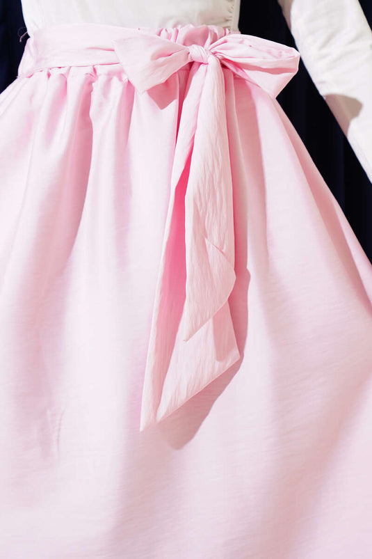 تنورة واسعة بحزام ذاتي باللون الوردي