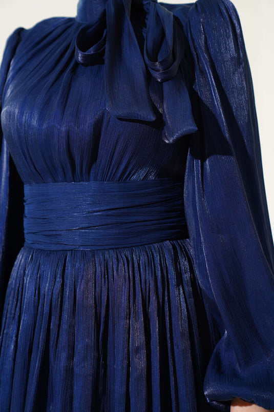 Robe de soirée ceinturée à col rond bleu marine