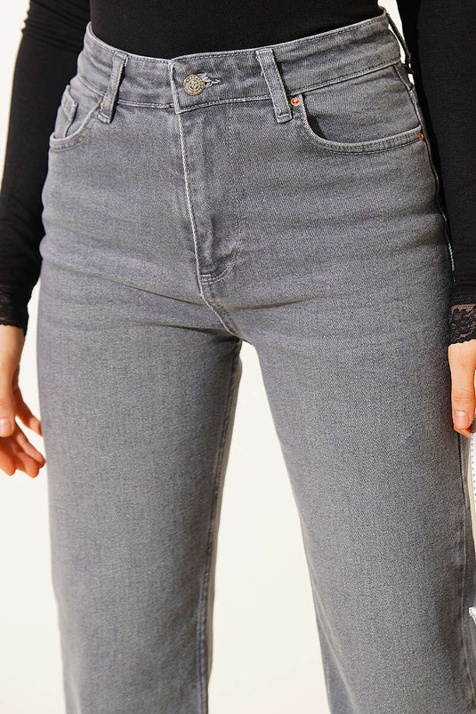 Jeanshose mit gekürztem Bein, Knöpfen und Stone-Wash-Effekt