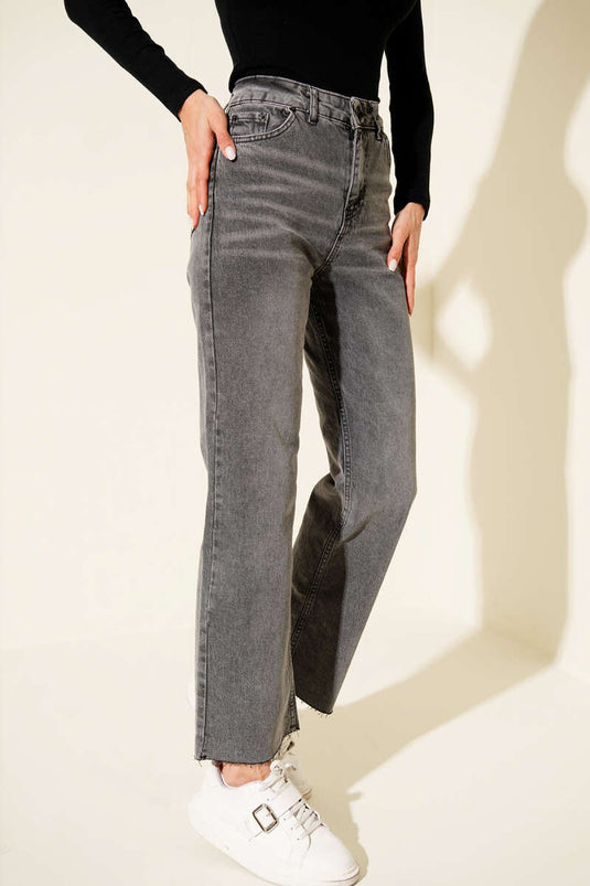 Pantalon en jean gris à boutons et ourlet court