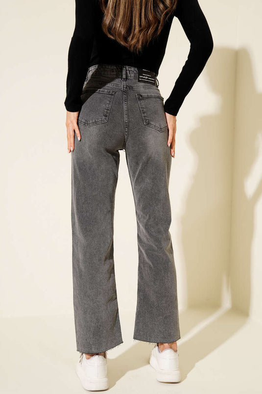 Pantalon en jean gris à boutons et ourlet court