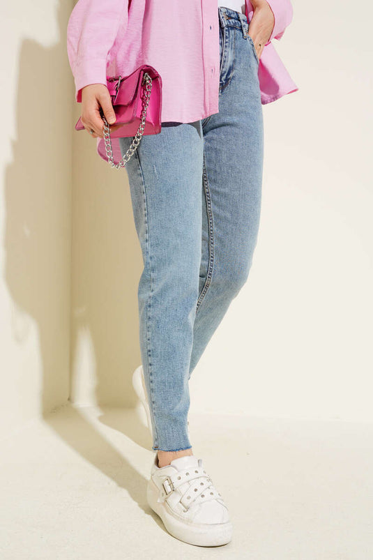 Pantalon en jean mom effet usé avec jambe coupée et délavage neige