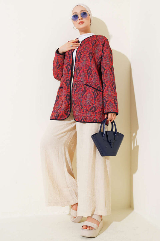 جاكيت بنقشة الكليم وجيبين مزدوجين، لون عنابي