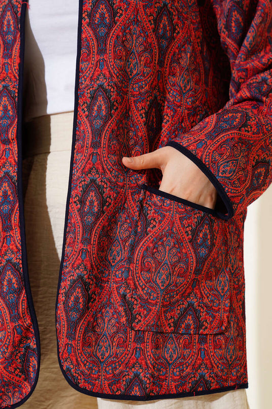 جاكيت بنقشة الكليم وجيبين مزدوجين، لون عنابي