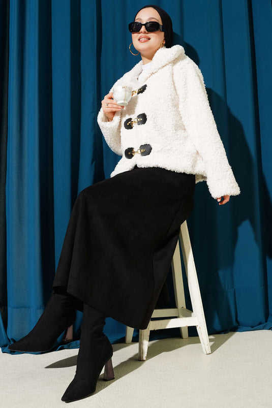 سترة قصيرة من جلد الحمل مع تفاصيل قفل باللون البيج