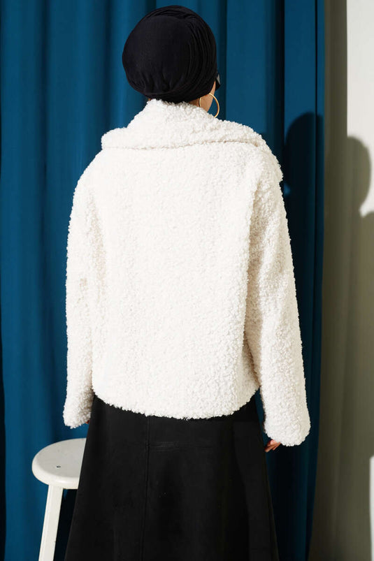 سترة قصيرة من جلد الحمل مع تفاصيل قفل باللون البيج