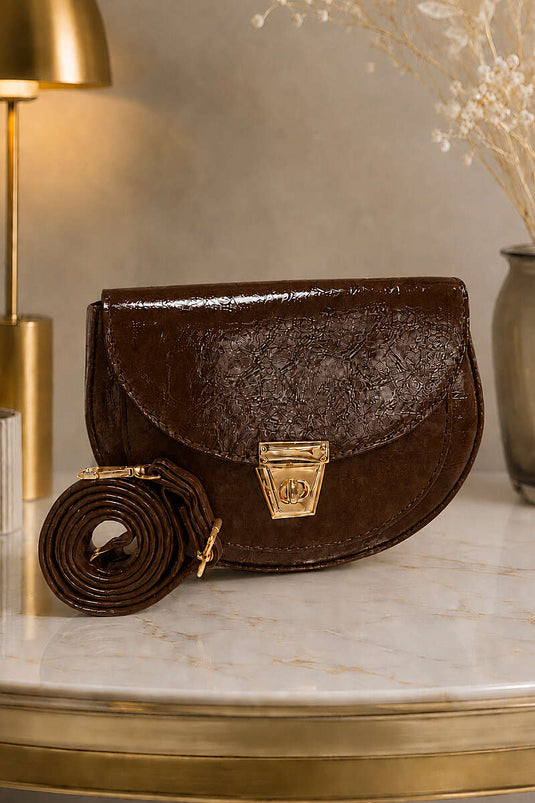 Sac ovale en cuir verni avec détail de fermeture, couleur marron foncé