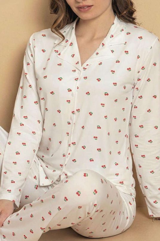 طقم بيجامة بأزرار وياقة قميص بنقشة الكرز باللون الأبيض
