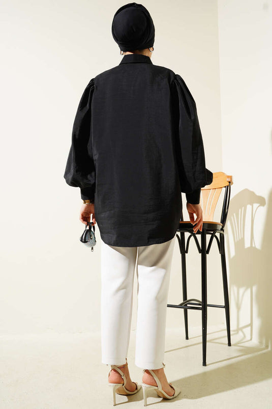 Chemise noire à manches ballon et texture froissée