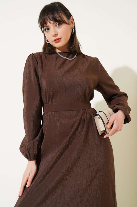 Robe ceinturée à texture froissée marron