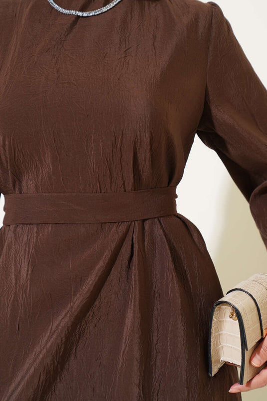 Robe ceinturée à texture froissée marron