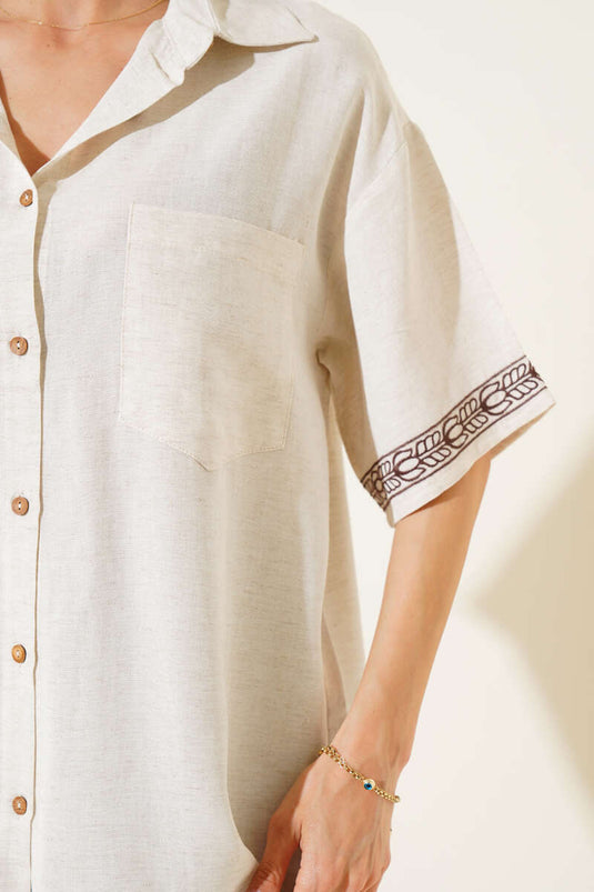 Kurzarmhemd mit bestickter Tasche, Farbe: Stone