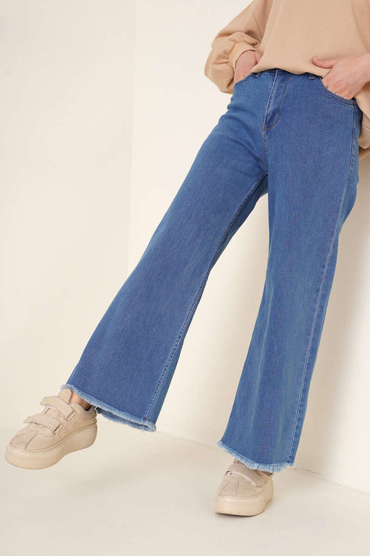 بنطال جينز قصير بشرابة باللون الأزرق