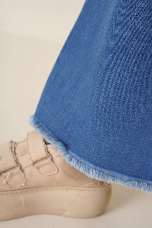 بنطال جينز قصير بشرابة باللون الأزرق