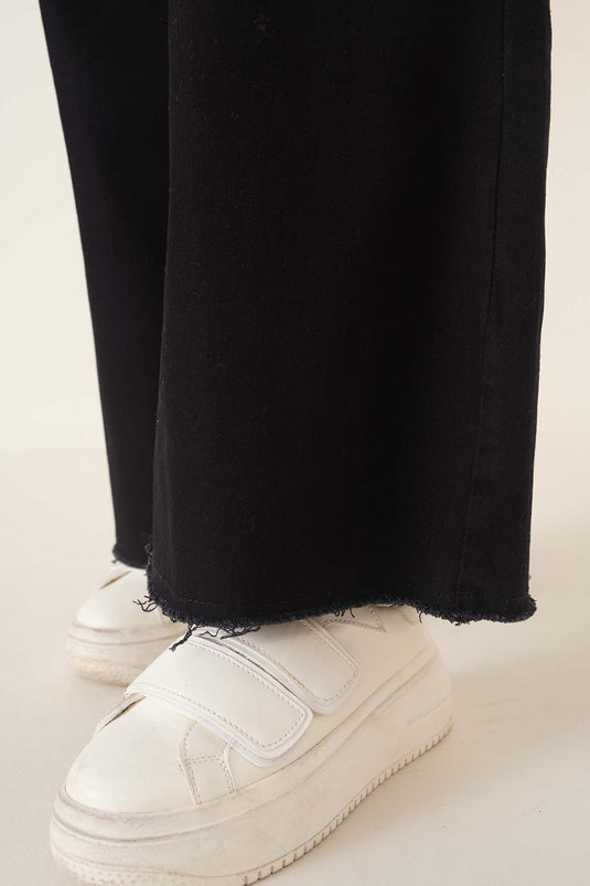 Kurze Jeanshose mit Quasten in Schwarz