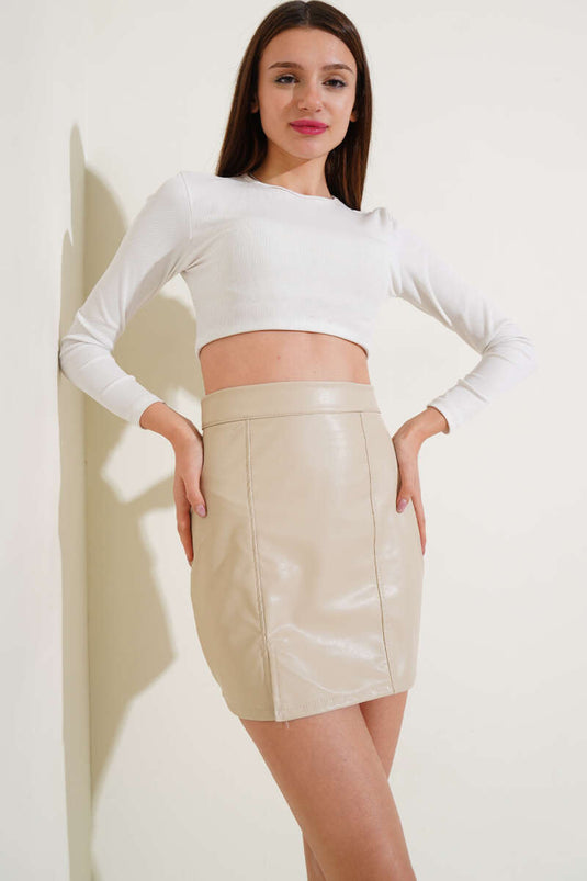 Kurzer Lederrock mit Schlitz, beige