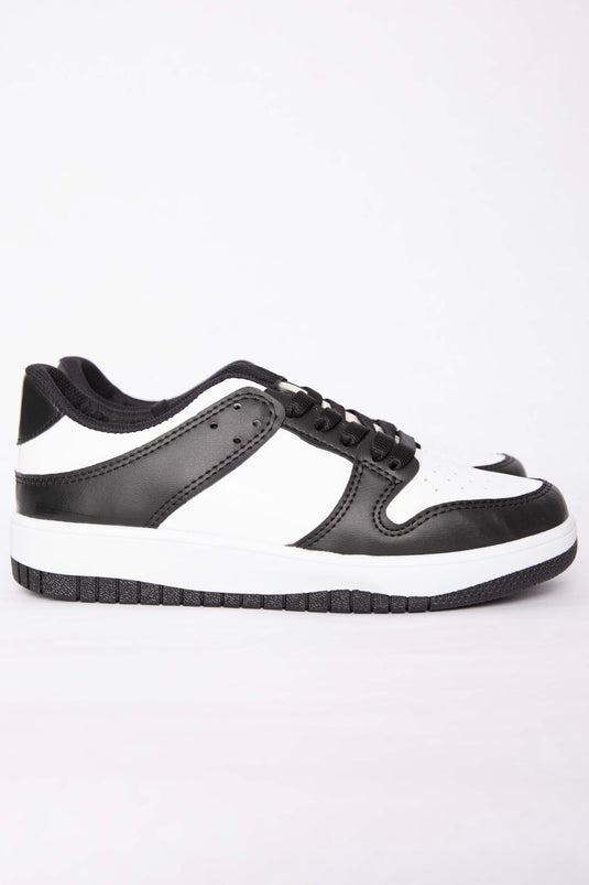 Scarpa sportiva classica con lacci nera