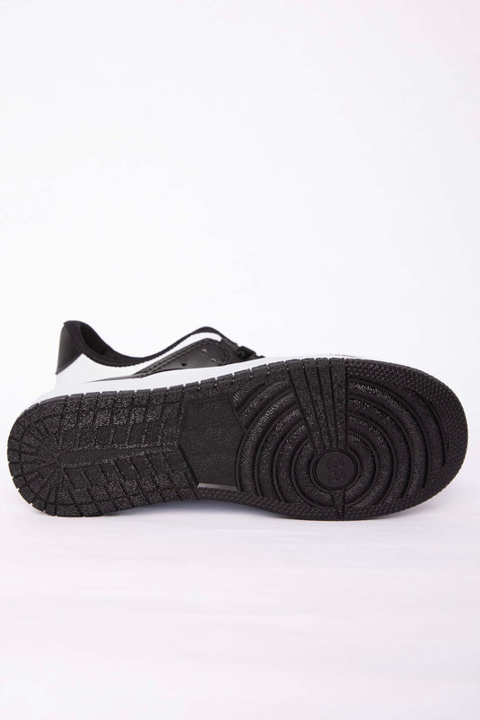 Scarpa sportiva classica con lacci nera