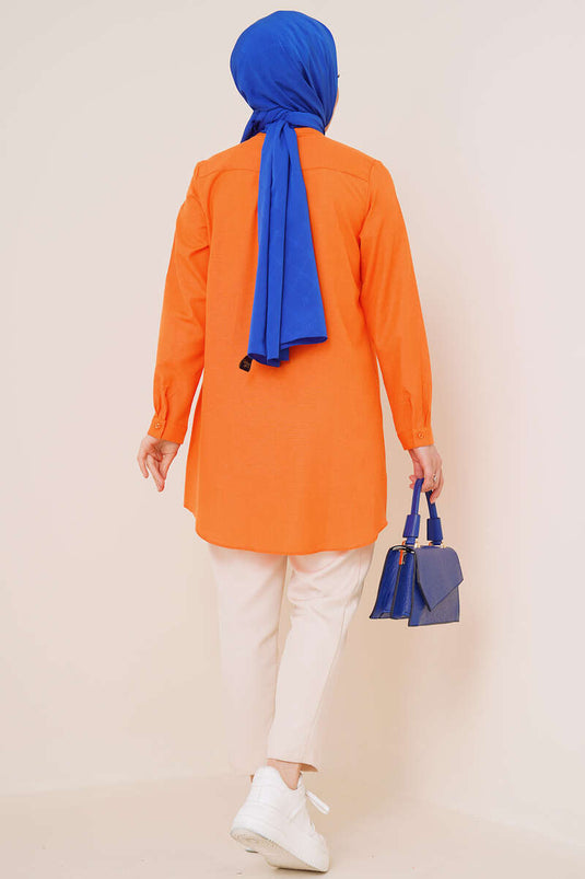قميص برتقالي بياقة كلاسيكية وقصة بيضاوية