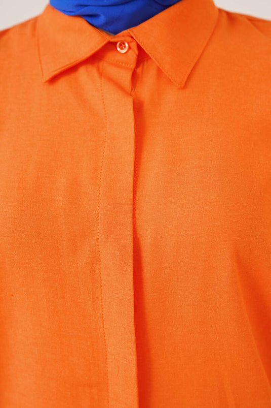 قميص برتقالي بياقة كلاسيكية وقصة بيضاوية