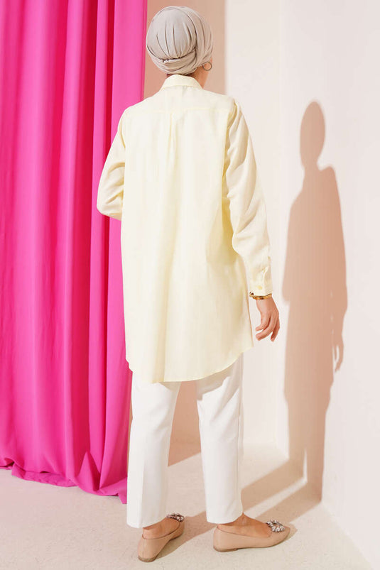 Chemise jaune classique à col ovale