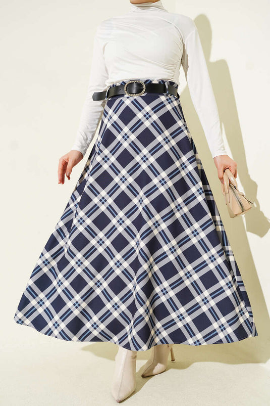 تنورة واسعة بنقشة مربعات مع حزام باللون الأزرق الداكن