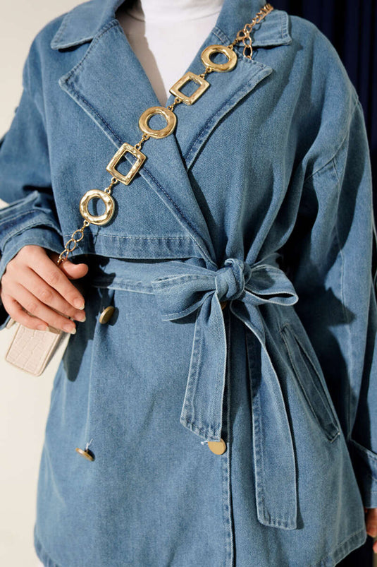 Trench-coat en denim bleu clair avec épaulettes et ceinture