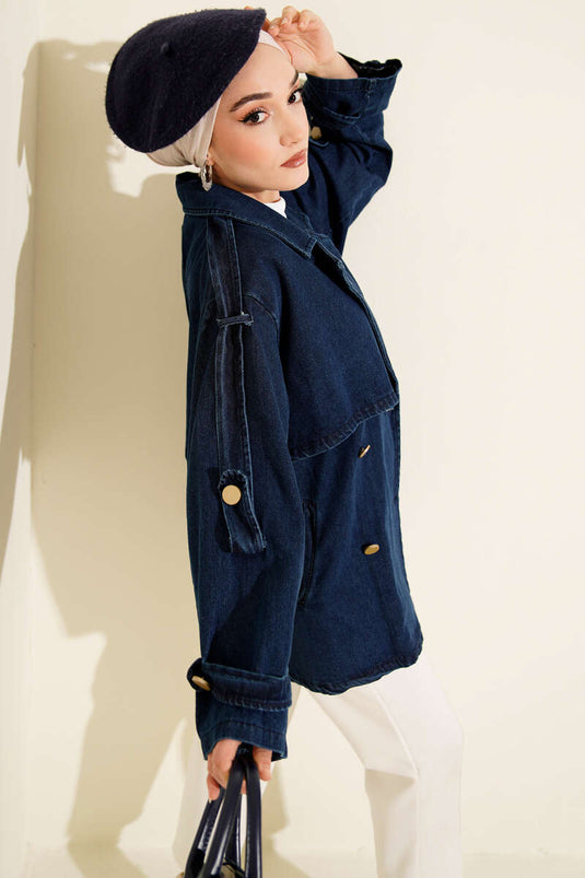 Trench-coat en denim bleu avec épaulettes et ceinture.