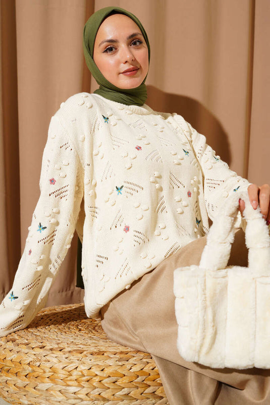 كنزة صوفية بيج مزينة بتطريز زهور مع أربطة حول الرقبة