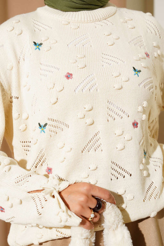 كنزة صوفية بيج مزينة بتطريز زهور مع أربطة حول الرقبة