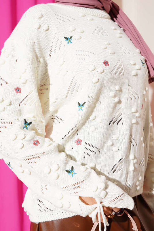 Pull en tricot écru à fleurs brodées avec cordons au cou