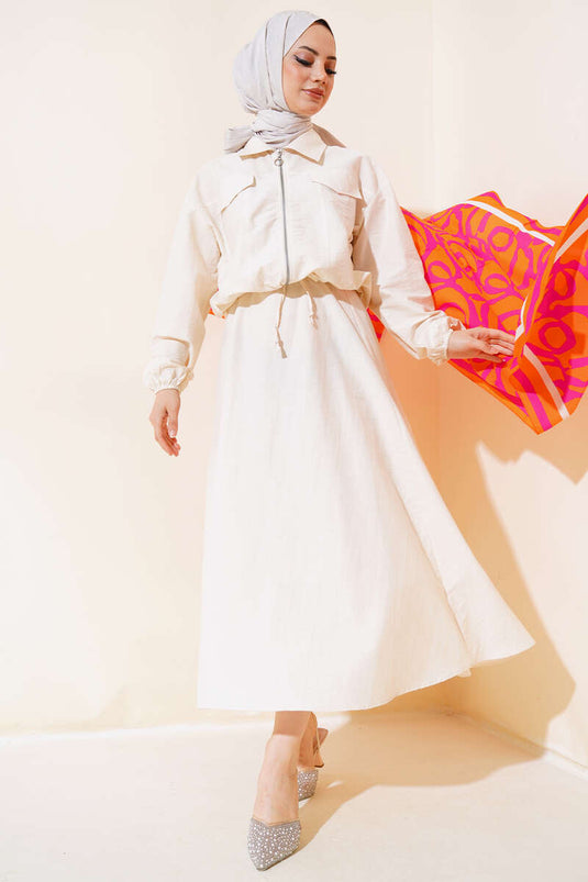 Tailleur jupe beige avec poignets élastiques