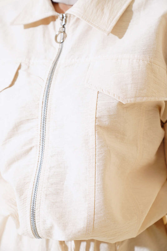 Tailleur jupe beige avec poignets élastiques