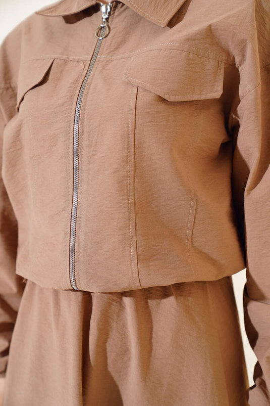 Tailleur jupe en vison avec poignets élastiques