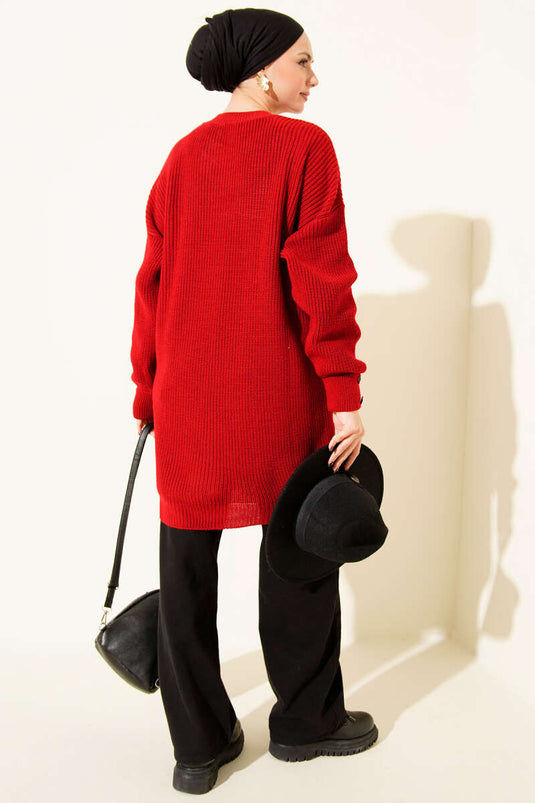 سترة حمراء محبوكة بتفاصيل أزرار الأكمام