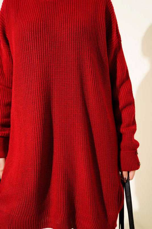 سترة حمراء محبوكة بتفاصيل أزرار الأكمام