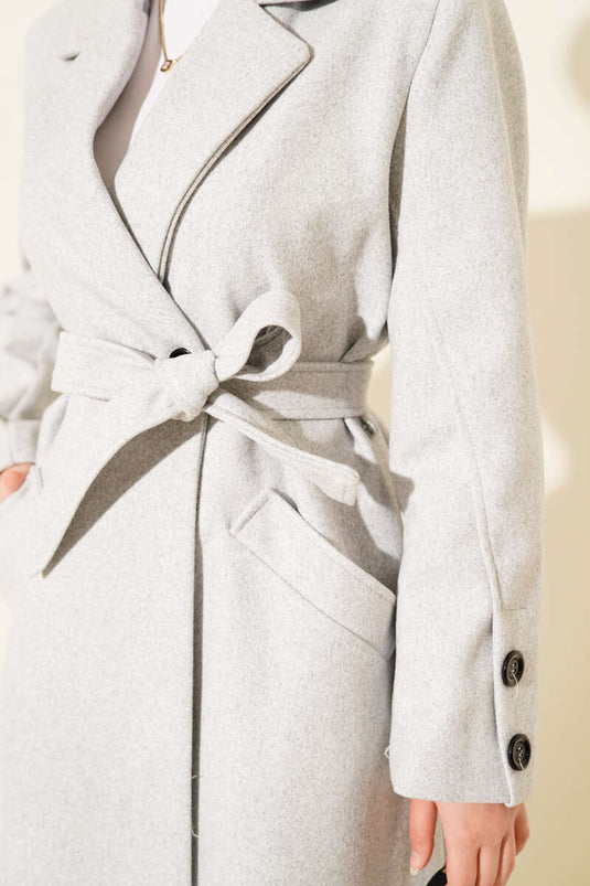 معطف من الكشمير الرمادي الممزوج بأزرار أكمام وحزام