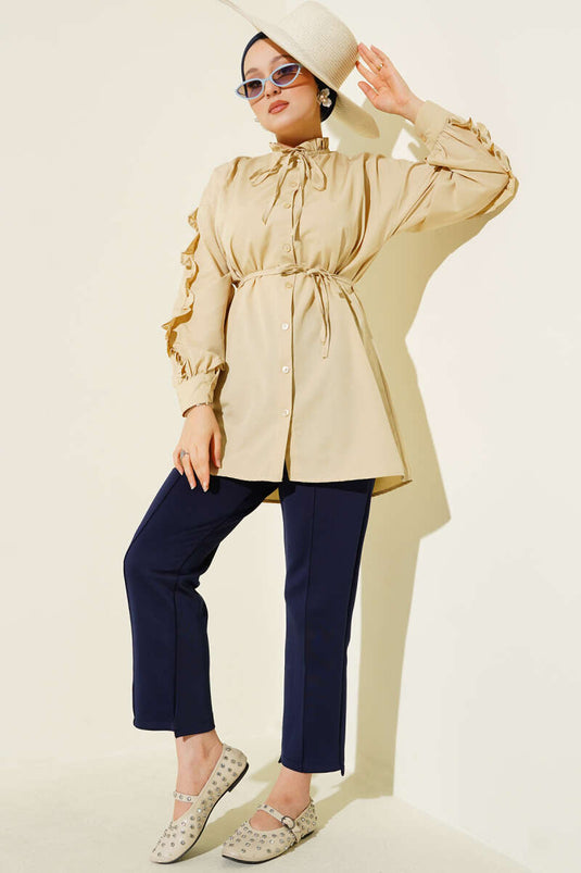 قميص بيج بأكمام مكشكشة وحزام من الحبل