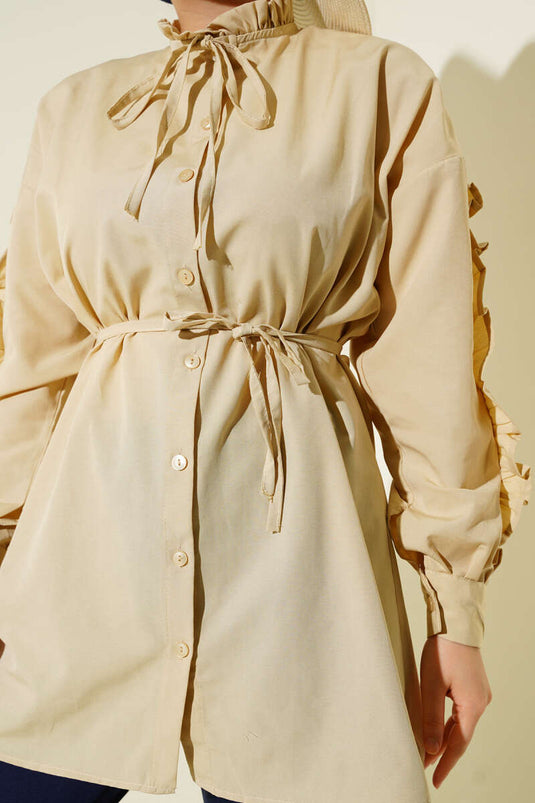 قميص بيج بأكمام مكشكشة وحزام من الحبل