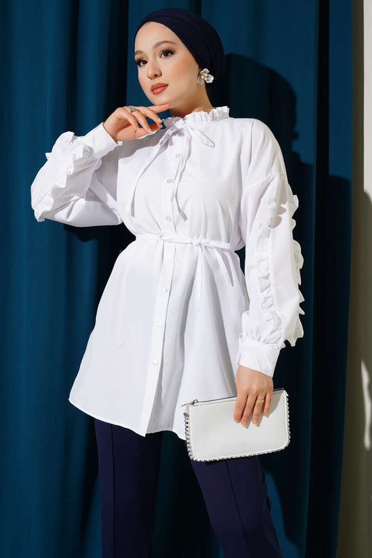 Chemise blanche à manches volantées et ceinture en corde