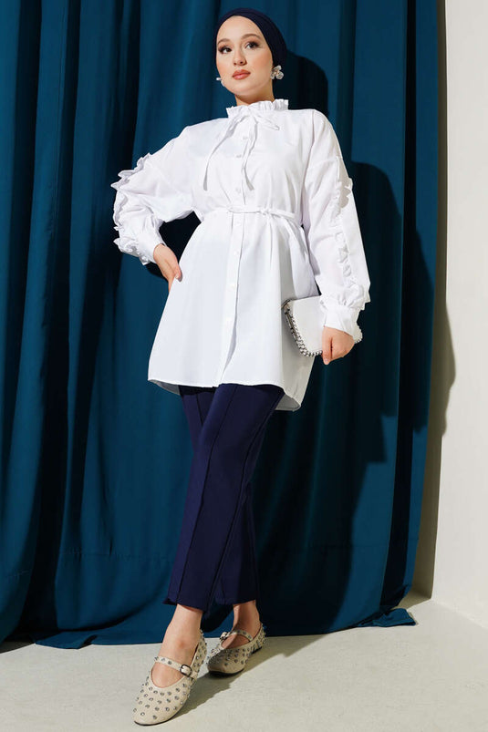 Chemise blanche à manches volantées et ceinture en corde