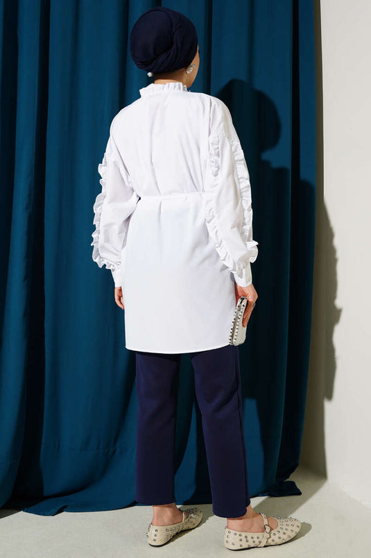 Chemise blanche à manches volantées et ceinture en corde