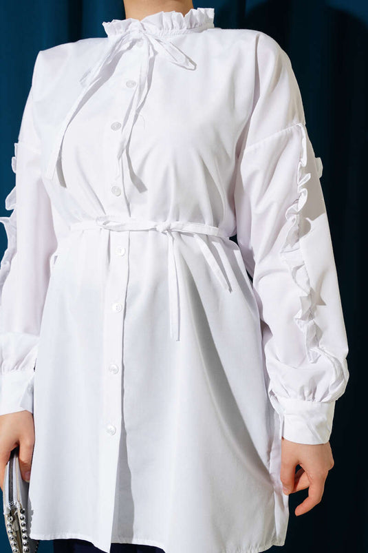 Chemise blanche à manches volantées et ceinture en corde