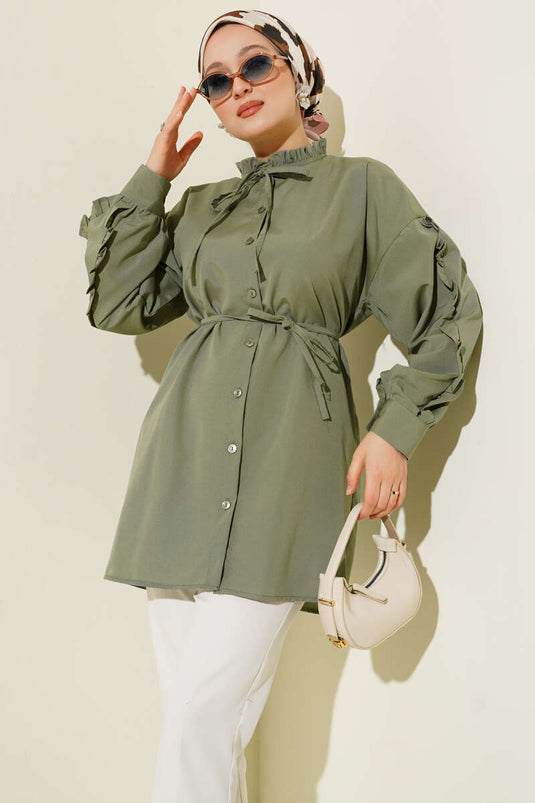 قميص بأكمام مكشكشة وحزام حبلي باللون الأخضر اللوزي