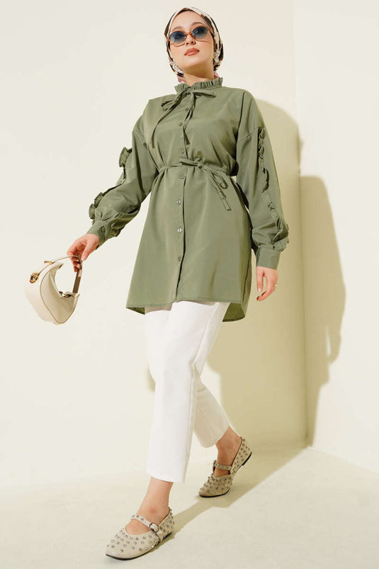 قميص بأكمام مكشكشة وحزام حبلي باللون الأخضر اللوزي